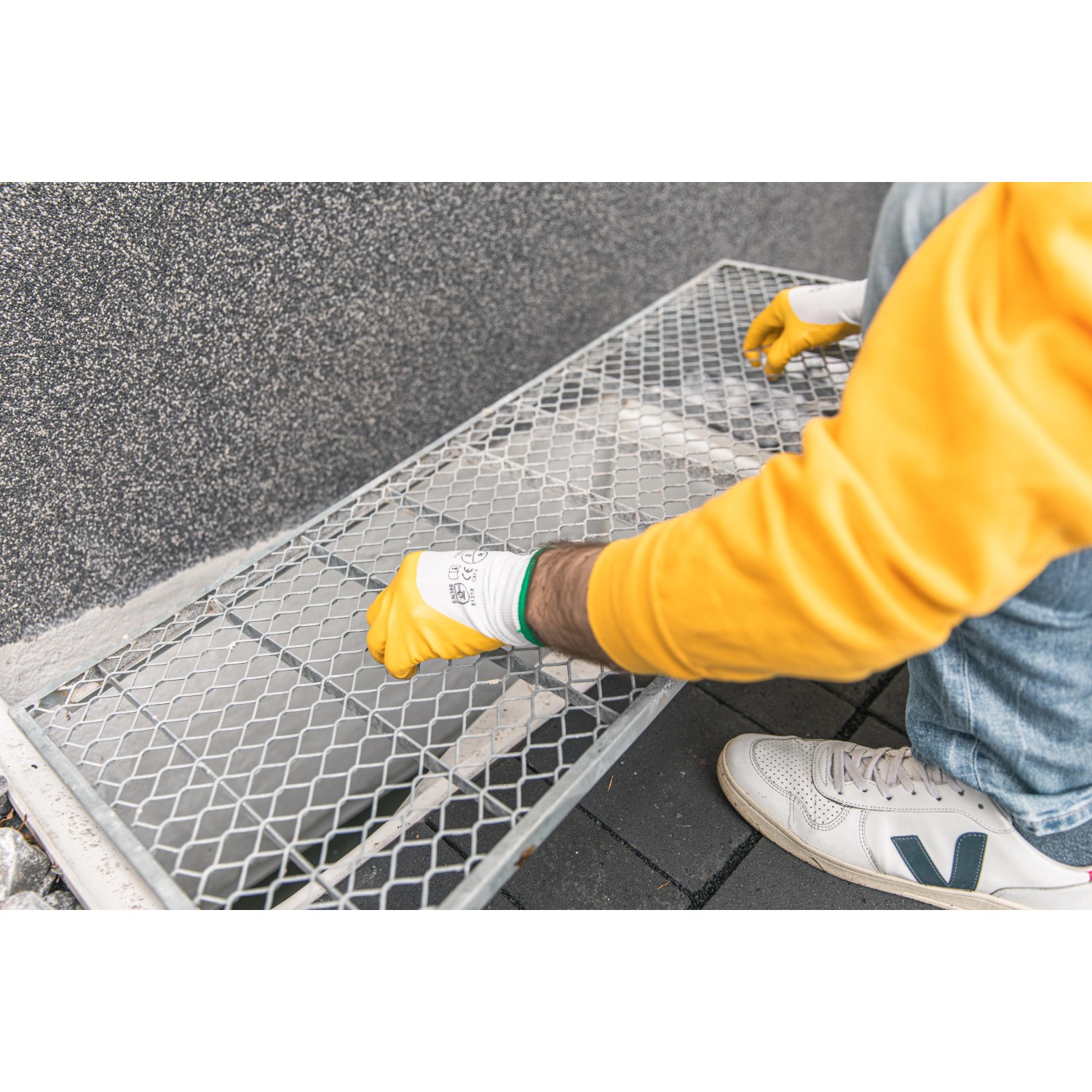 Schellenberg Lichtschachtabdeckung aus Aluminium, 50x125cm, montiert auf einem Gitter.