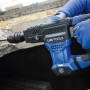 LUX Abbruchhammer E-AHM-21 in Aktion, blau-schwarzes Design, ideal für Abbruch- und Stemmarbeiten.