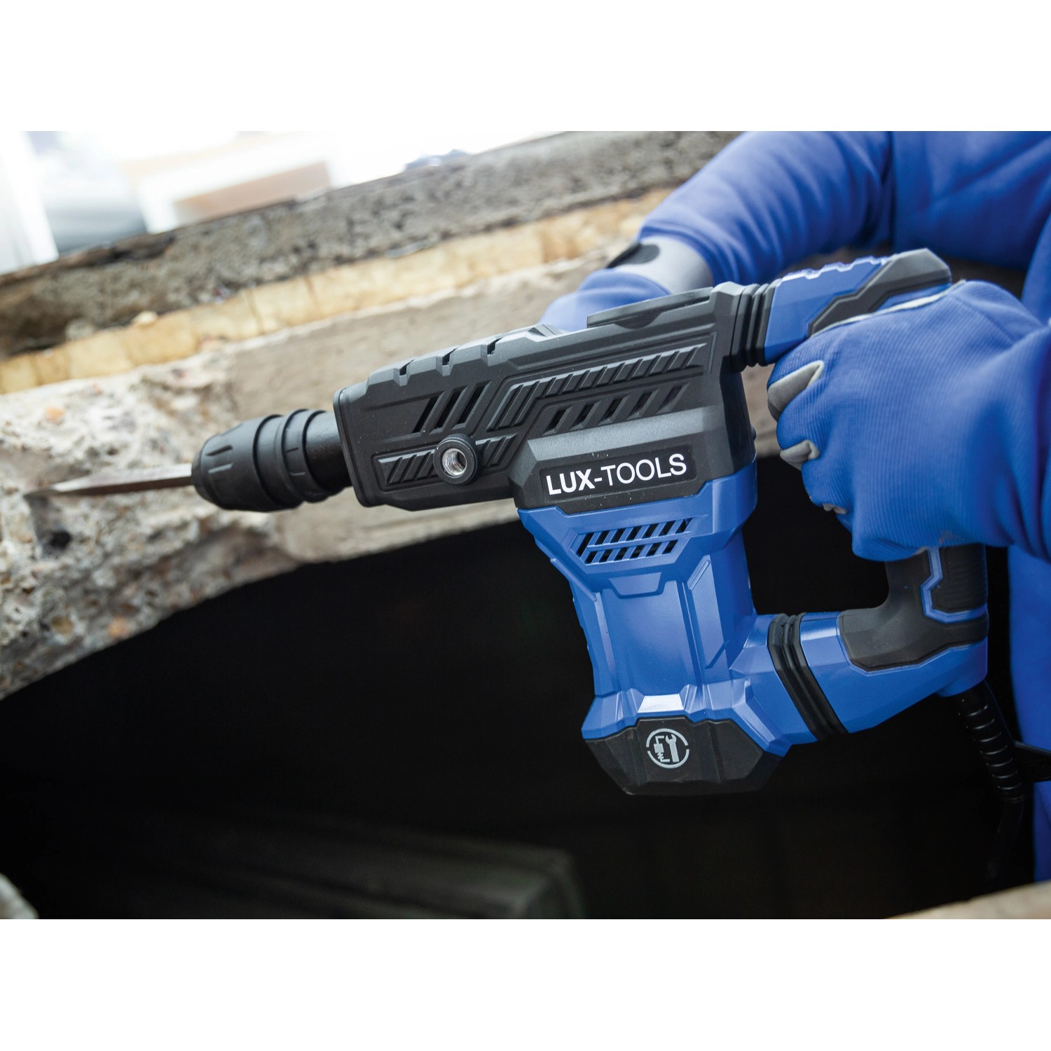 LUX Abbruchhammer E-AHM-21 in Aktion, blau-schwarzes Design, ideal für Abbruch- und Stemmarbeiten.