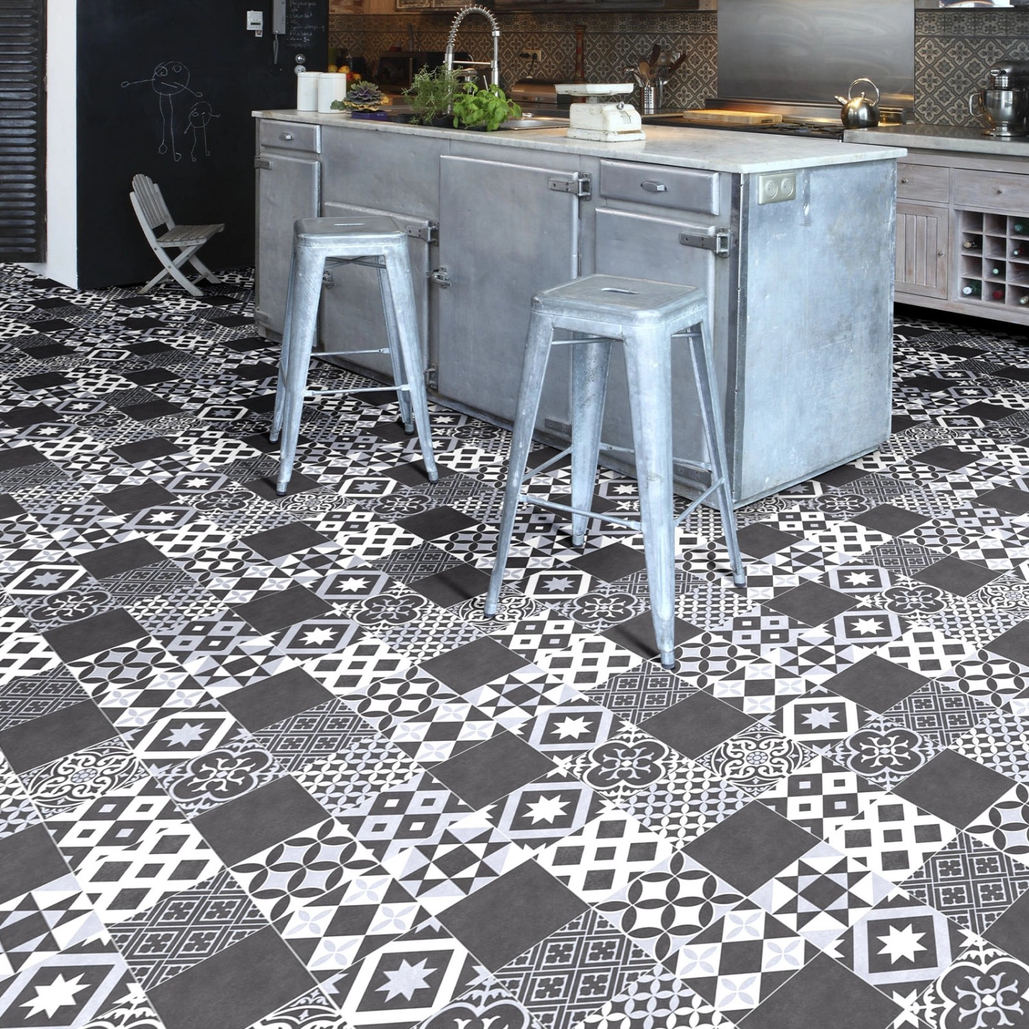 KARAT CV-Belag Amadora 990D in Grau mit Vintage-Fliesenoptik im Küchenbereich.