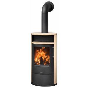 Justus Island 7 2.0 Kaminofen Sandstein, 7 kW, mit brennendem Holz. Zeitbrandofen für gemütliche Wärme.