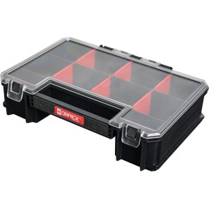 Qbrick System Multi Werkzeugkoffer mit transparentem Deckel und roten Fächern.