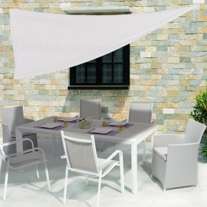 Dreieckiges, elfenbeinfarbenes Sonnensegel (360x360x500 cm) spendet Schatten über einer Gartensitzgruppe.