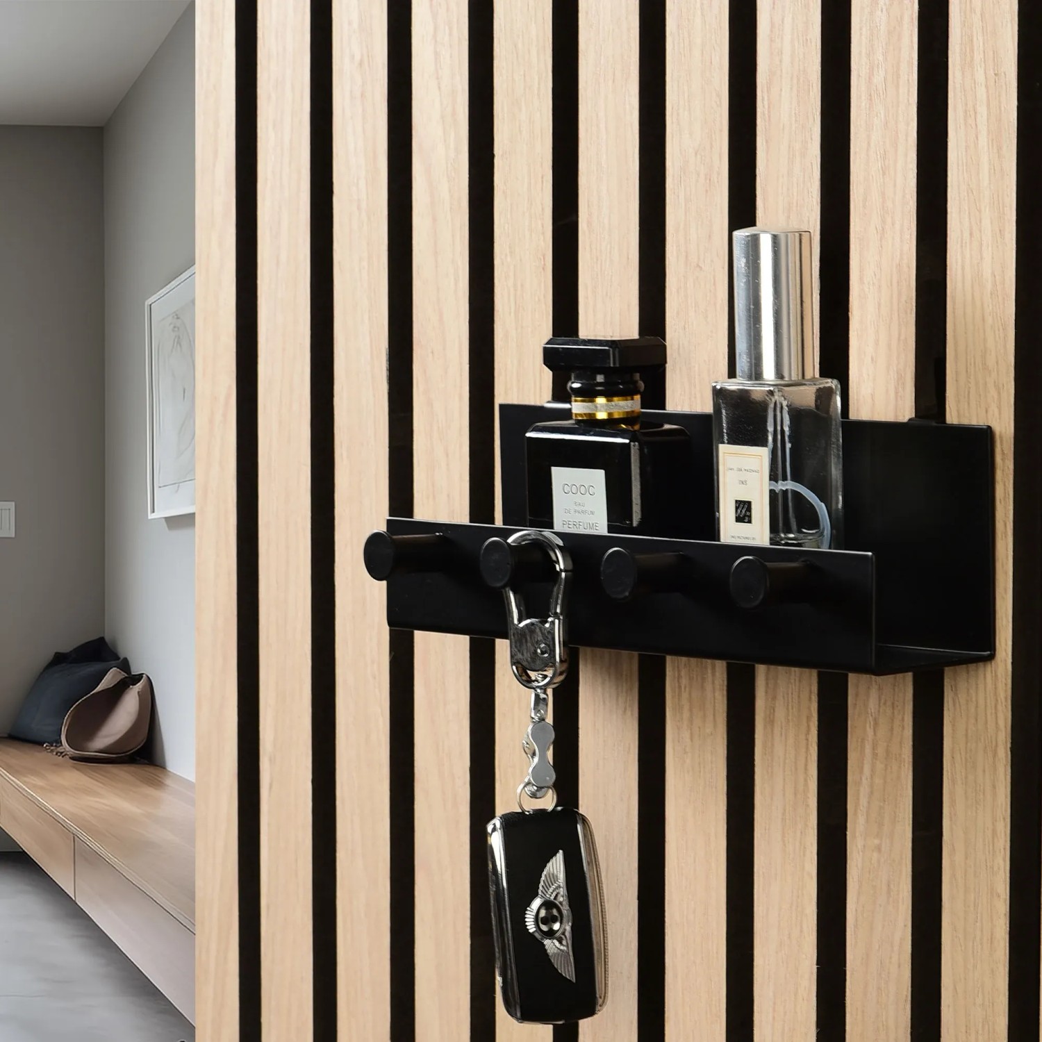 Schwarzes DenPanels Regal mit 4 Haken (21,5 cm) zur Wandmontage, inklusive Schrauben.