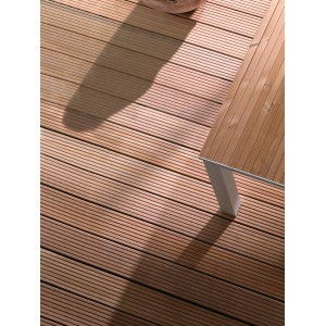 Osmo Terrassendiele Bangkirai, braune Holzterrasse mit Tisch, FSC®-zertifiziert.