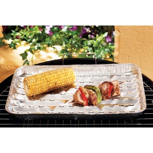 Eckige Grillschale mit Maiskolben und Grillspieß, Grillutensil für schonendes Grillen.