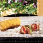 Eckige Grillschale mit Maiskolben und Grillspieß, Grillutensil für schonendes Grillen.