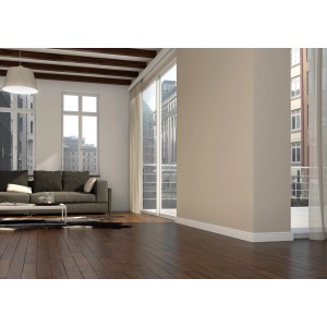 Heller Wohnraum mit weißer Sockelleiste White&Black Stil, 60 mm hoch.