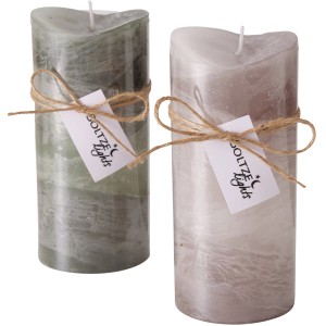 Mehrfarbige Boltze Stumpenkerzen Gradienta, 2-fach sortiert, mit Kordel und Etikett.