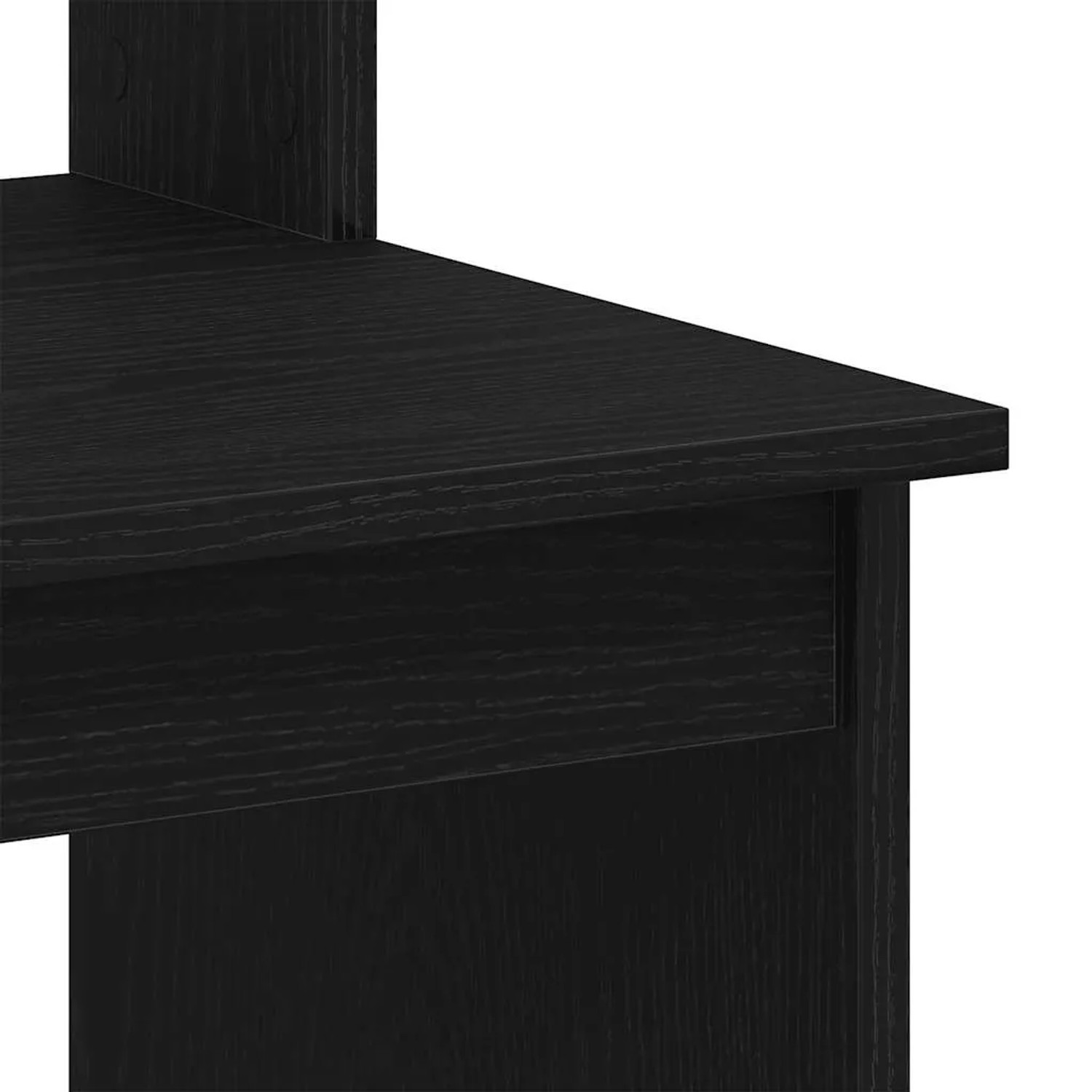 Detailansicht: Schwarzer Schreibtisch mit Regalen in Eichen-Optik. Holzstruktur sichtbar.
