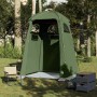 Olivgrünes vidaXL Duschzelt im Wald. Ideal für Camping, als Umkleide- oder Toilettenzelt. Wasserfestes Campingzubehör.