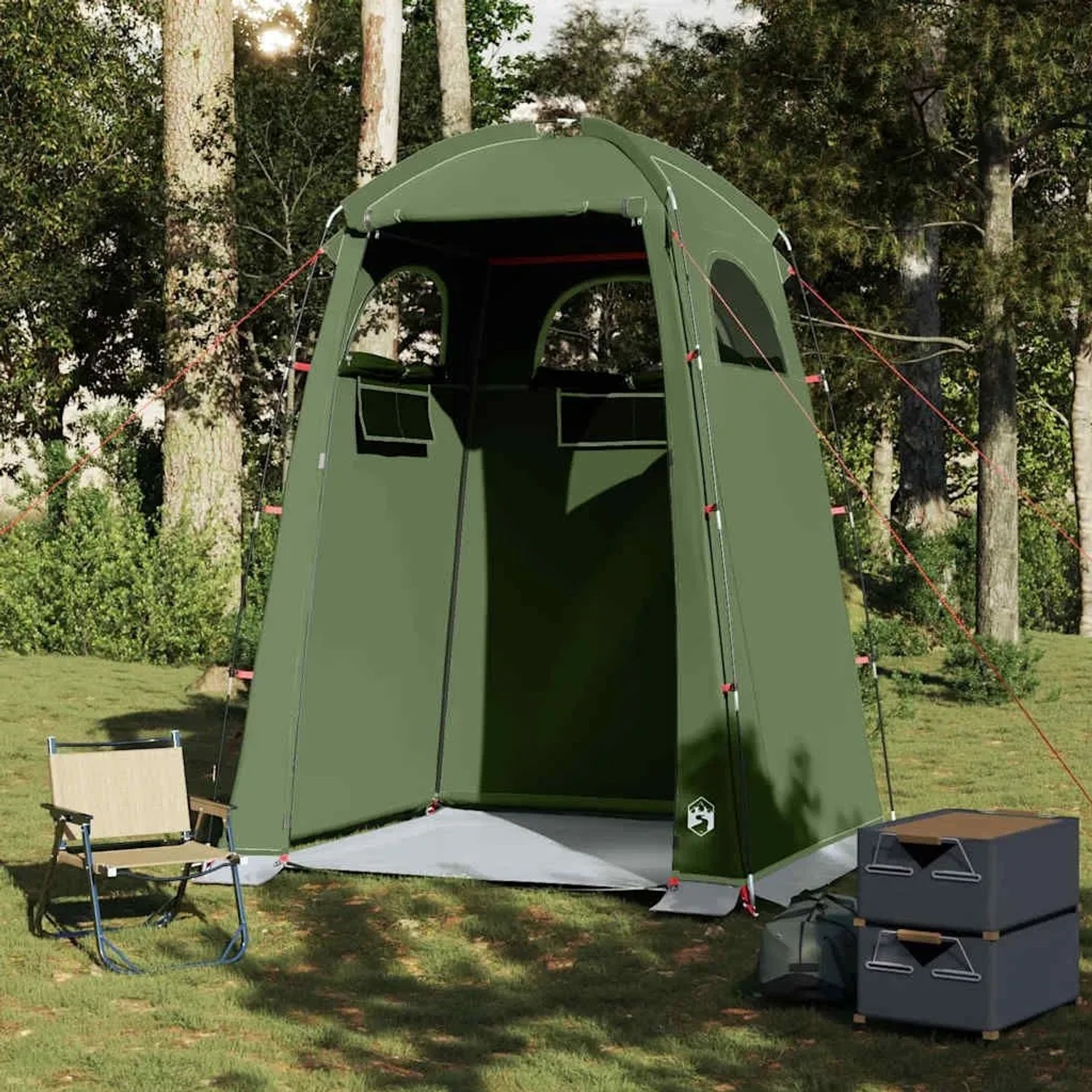 Olivgrünes vidaXL Duschzelt im Wald. Ideal für Camping, als Umkleide- oder Toilettenzelt. Wasserfestes Campingzubehör.