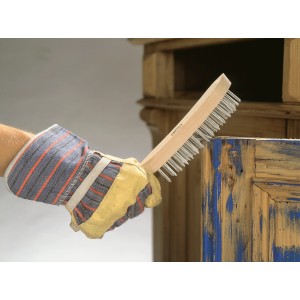 Hand mit Handschuh benutzt LUX Drahtbürste (4-reihig) zum Entrosten von Holz.