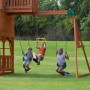 Kinder spielen auf dem Backyard Discovery Skyfort II Spielturm mit Schaukel und Klettergerüst.