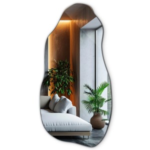 Asymmetrischer Tulup Wandspiegel in organischer Form. Rahmenloser Designerspiegel reflektiert modernes Interieur mit Sofa und Pflanzen.