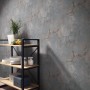 Erismann Vliestapete Melissa Venora Anthrazit mit Marmor-Effekt an der Wand.