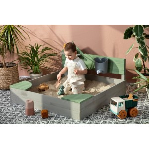 MUDDY BUDDY Sandkasten Cozy House warmgrau-eukalyptus mit Kind, Wassertank und Spielzeug.