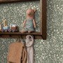 Grüne ESTAhome Vliestapete mit weißem Blumenmuster in einem Kinderzimmer. Dekorative Tapete für eine freundliche Wandgestaltung.