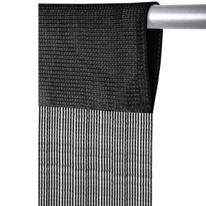 Schwarzer Arsvita Fadenvorhang Prince 140x250 cm als Fensterdekoration.