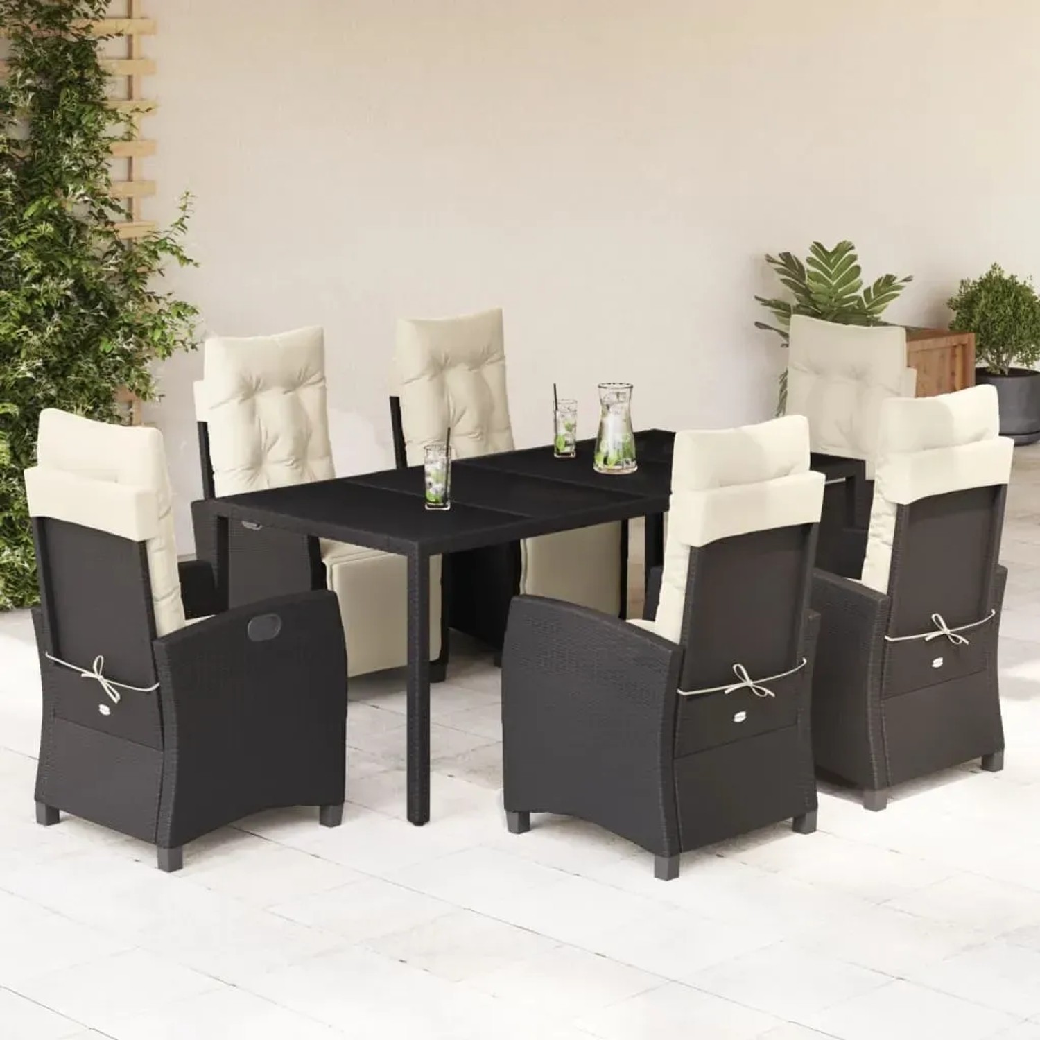 Schwarze 7-tlg. Garten-Essgruppe aus Poly Rattan mit cremefarbenen Kissen.