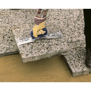 LUX Plattenheber im Einsatz: Steinplatten verlegen leicht gemacht.