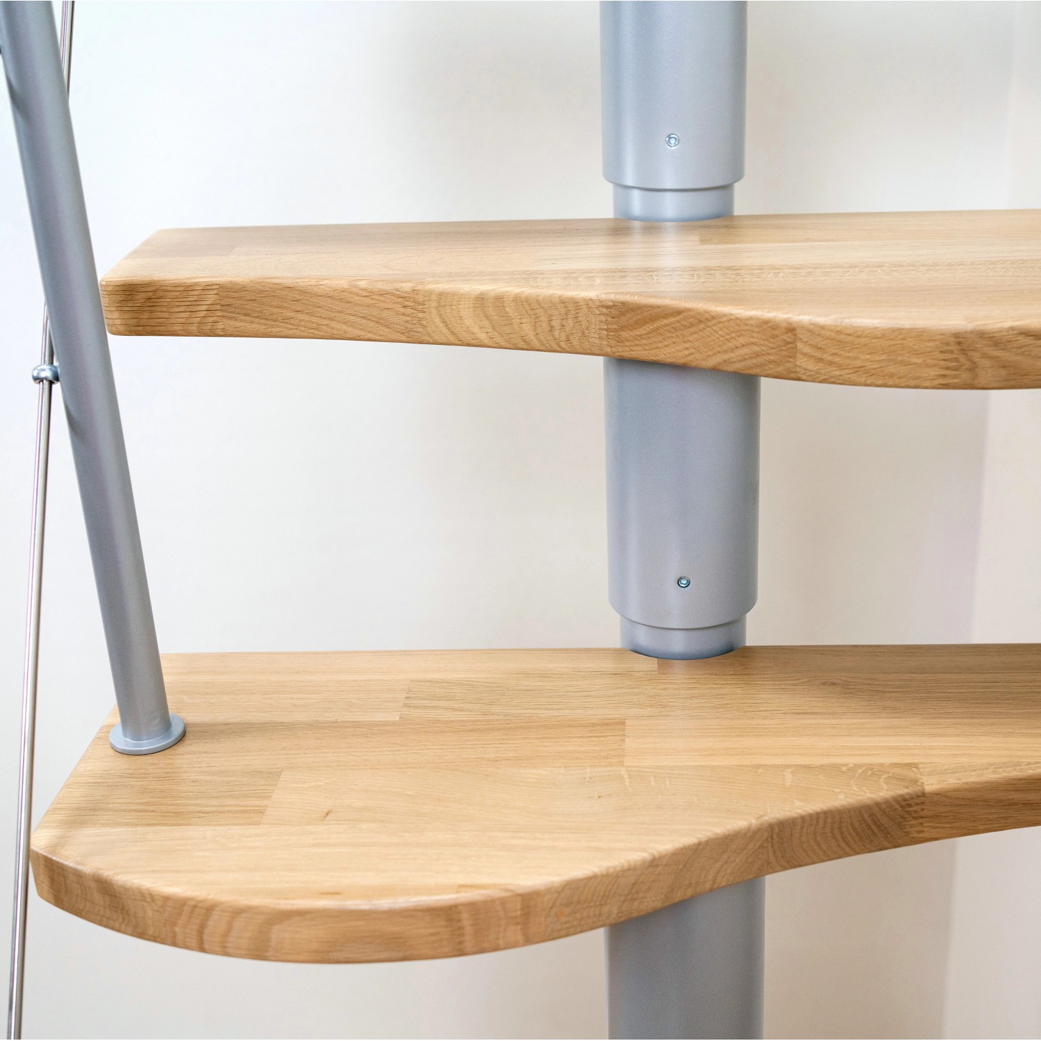 Detailansicht der Dolle Mittelholmtreppe Basel: Eiche-Stufen und perlgraues Geländer.