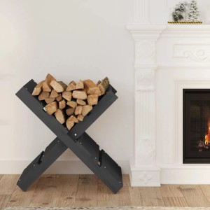 Grauer Kaminholzhalter aus Kiefernholz, gefüllt mit Holzscheiten, vor Kamin.