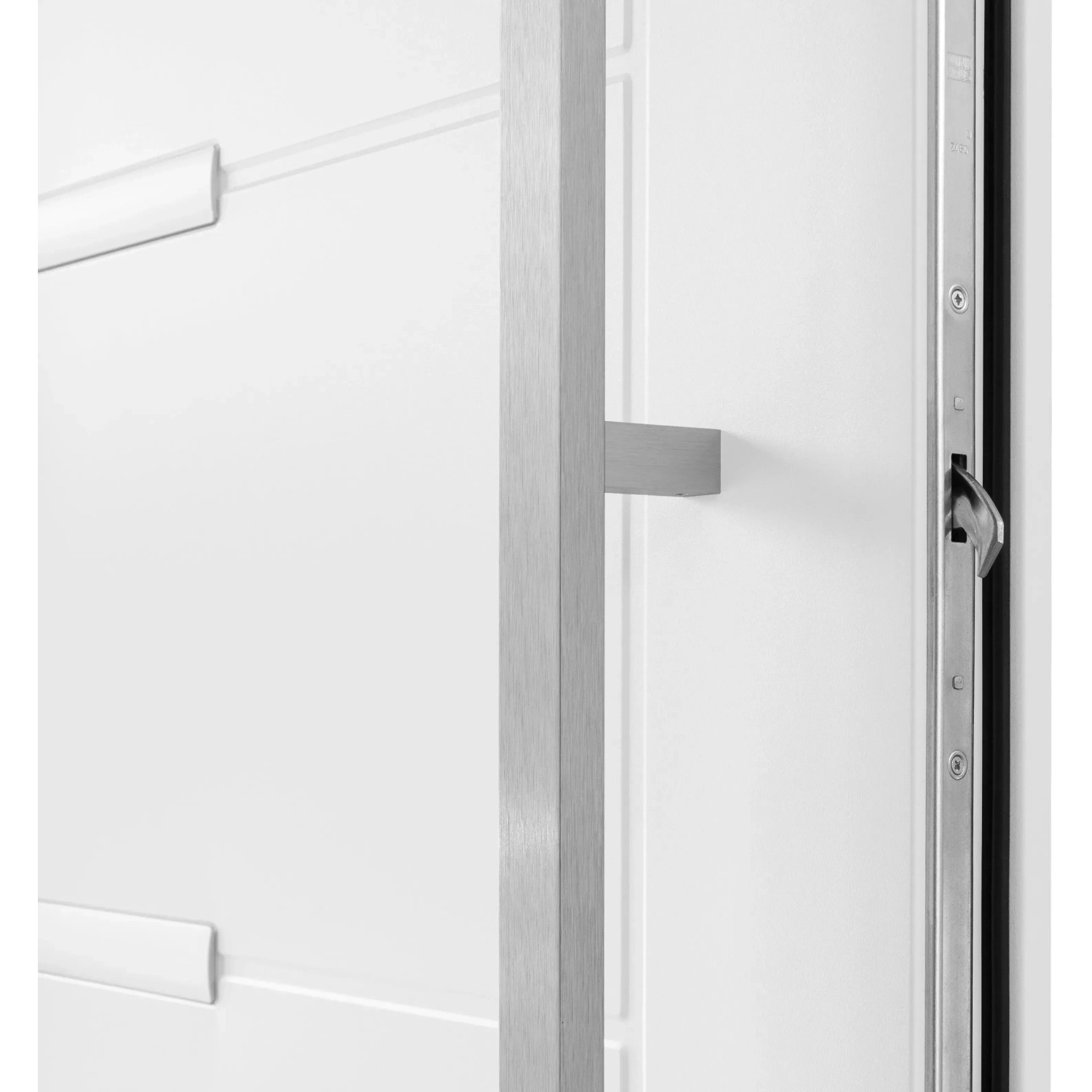 Detailansicht: Weiße Haustür Thermospace Oslo Prime mit Edelstahl-Griff und Mehrfachverriegelung.