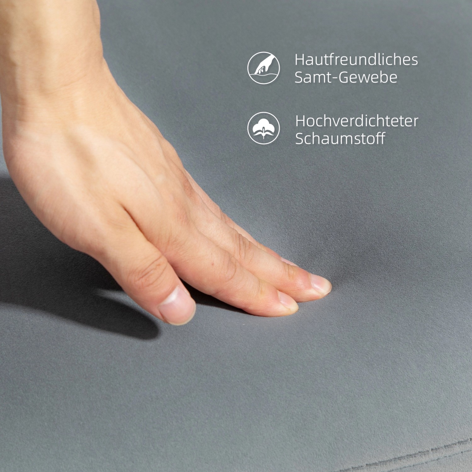 Detailaufnahme: Hand berührt grauen Samtstoff des HOMCOM Sessels. Weiche Textur und Komfort.