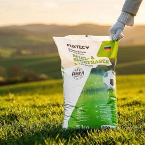 FUXTEC Rasensamen Spiel- & Sportrasen 5 kg Beutel in Gras, Hand hält. Für belastbare, trittfeste Neu- & Nachsaatflächen.