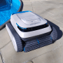 Pool Royal Akku-Poolroboter reinigt Poolrand. Poolsauger mit Raupenantrieb und Bürsten.