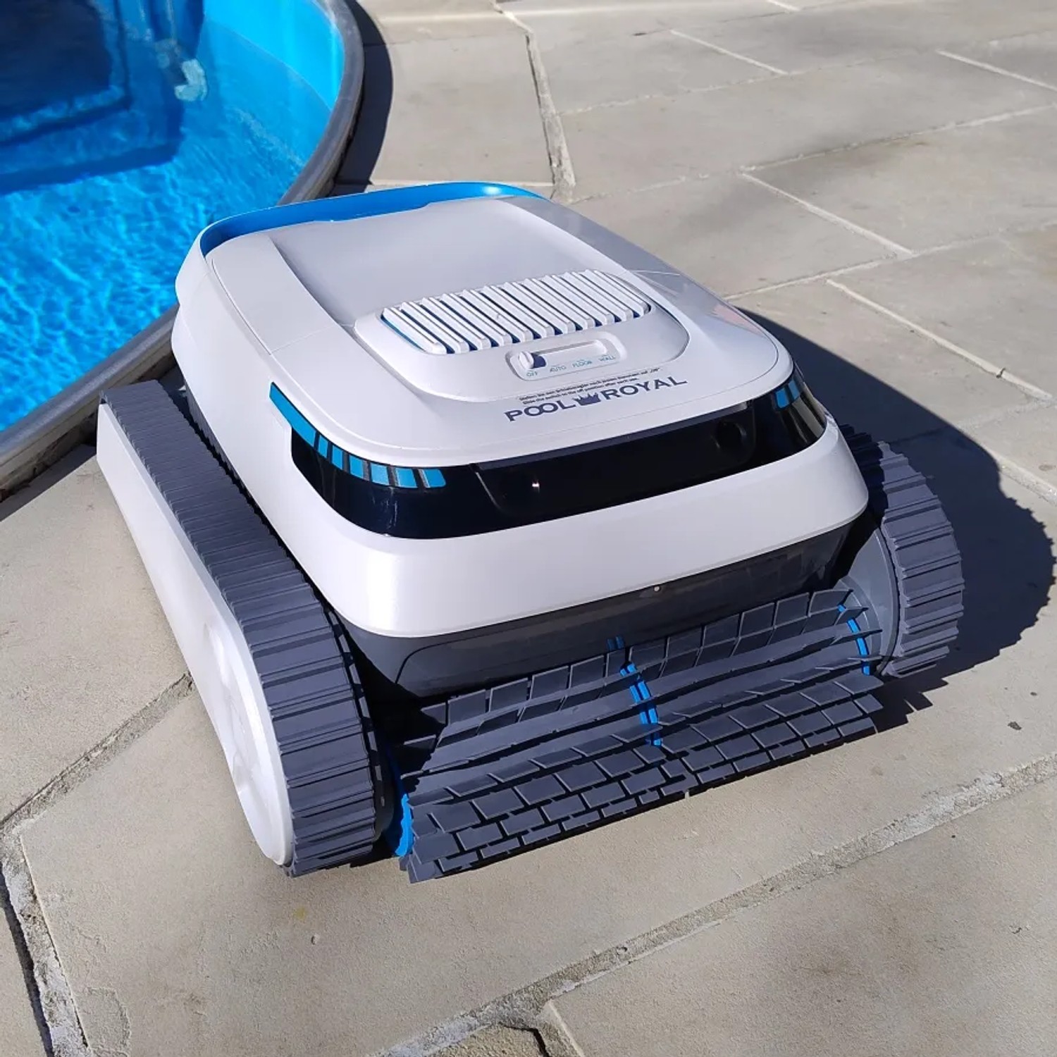Pool Royal Akku-Poolroboter reinigt Poolrand. Poolsauger mit Raupenantrieb und Bürsten.