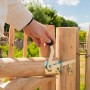 Hand betätigt silbernes Hollmax Beschlagset an Gartentor aus Holz. Feuerverzinkt, Zubehör für Zaunbau.