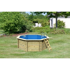 Karibu Pool 1 A KDI Holzpool mit Leiter im Garten, achteckig, blaues Wasser.