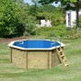 Karibu Pool 1 A KDI Holzpool mit Leiter im Garten, achteckig, blaues Wasser.
