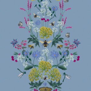 Joules Vliestapete Perfect Pollinators Haze Blue mit Blumen, Bienen und Schmetterlingen.