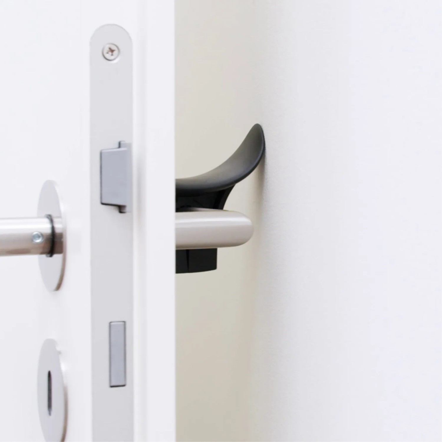 Wagner Hygienischer Klinkenaufsatz in Schwarz am Türbeschlag für kontaktlose Bedienung.