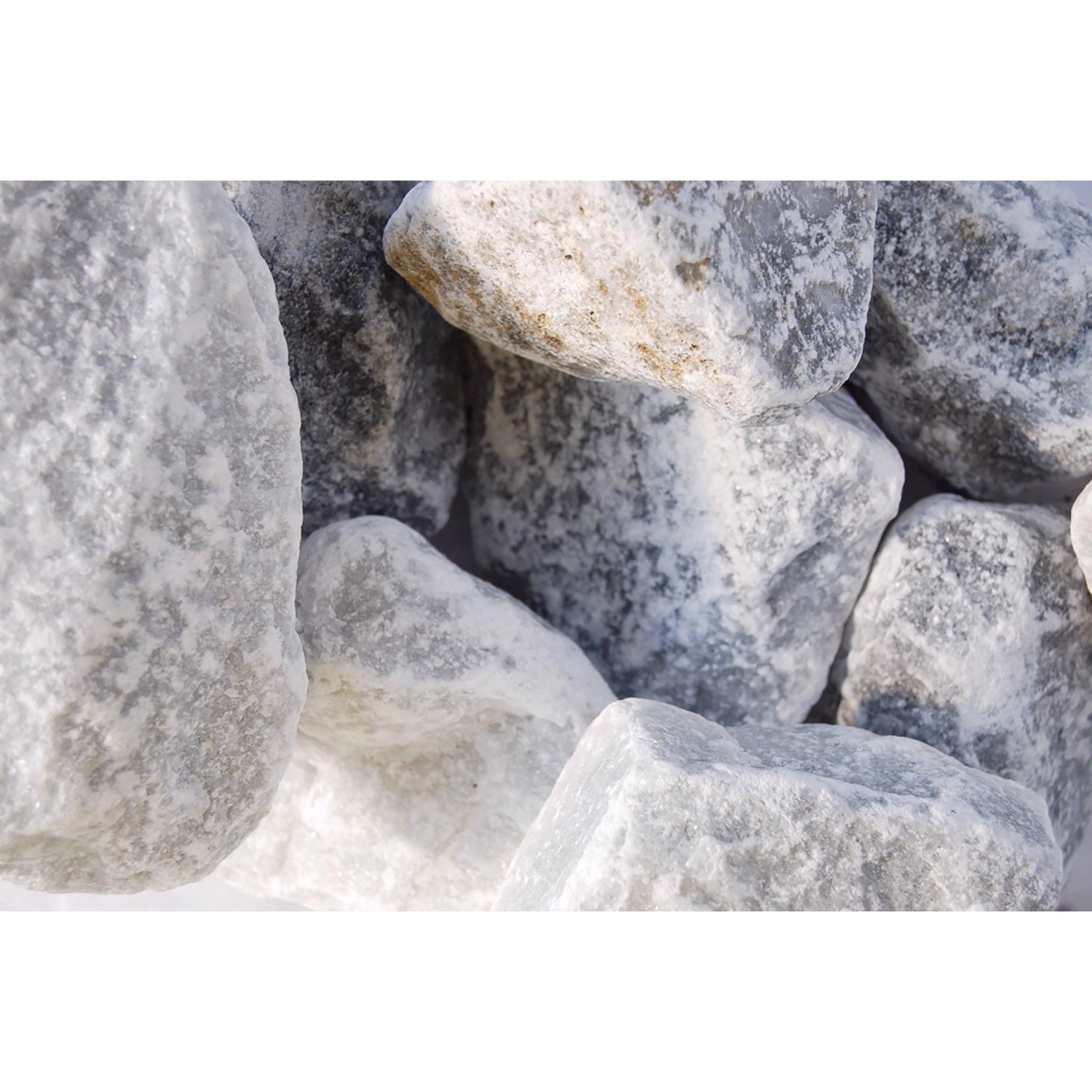 Nahaufnahme: Marmor-Gabione mit Wolken-Weiß Bruchsteinen, ideal für Einfassungen und Mauersysteme.