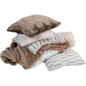 Gestapelte Kissen und Decken in Vakuum-Beutel Cube L von Wenko zur textilen Aufbewahrung.