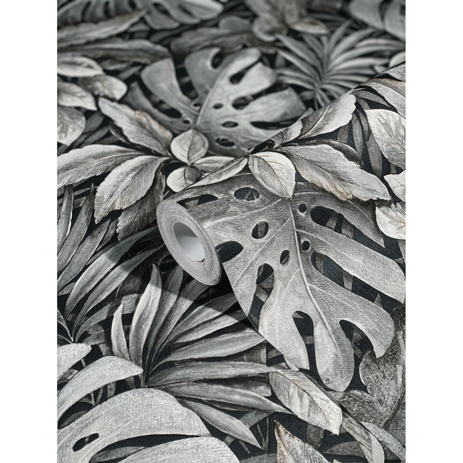 Marburg Vliestapete Botanica Floral Braun: Rolle mit tropischem Blätter-Muster in Grau- und Brauntönen.