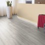 Kaindl Laminat Masterfloor Eiche Historic Arctic, 12mm stark. Wohnraum-Szene mit Koffer und Rucksack.