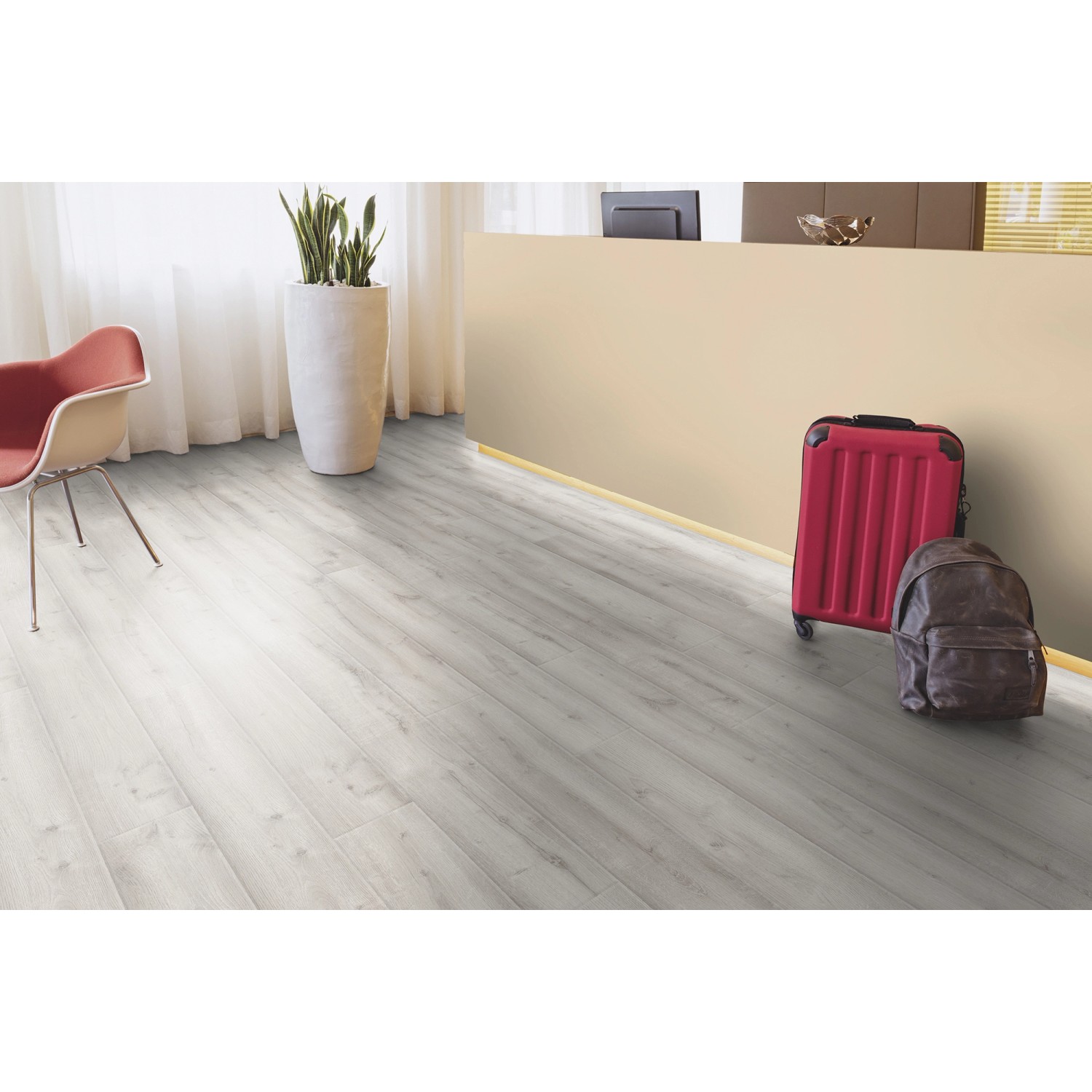 Kaindl Laminat Masterfloor Eiche Historic Arctic, 12mm stark. Wohnraum-Szene mit Koffer und Rucksack.