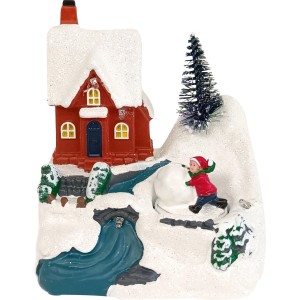 OBI Weihnachtsdorf Figur: Rotes Haus, verschneit, Kind rollt Schneeball, Fluss, Baum. Beleuchtete Winter-Tischdekoration aus Kunststoff.