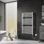 Weißer Ximax Badheizkörper Centrino (1520x600 mm) mit Heizstab an dunkler Wand im Badezimmer.