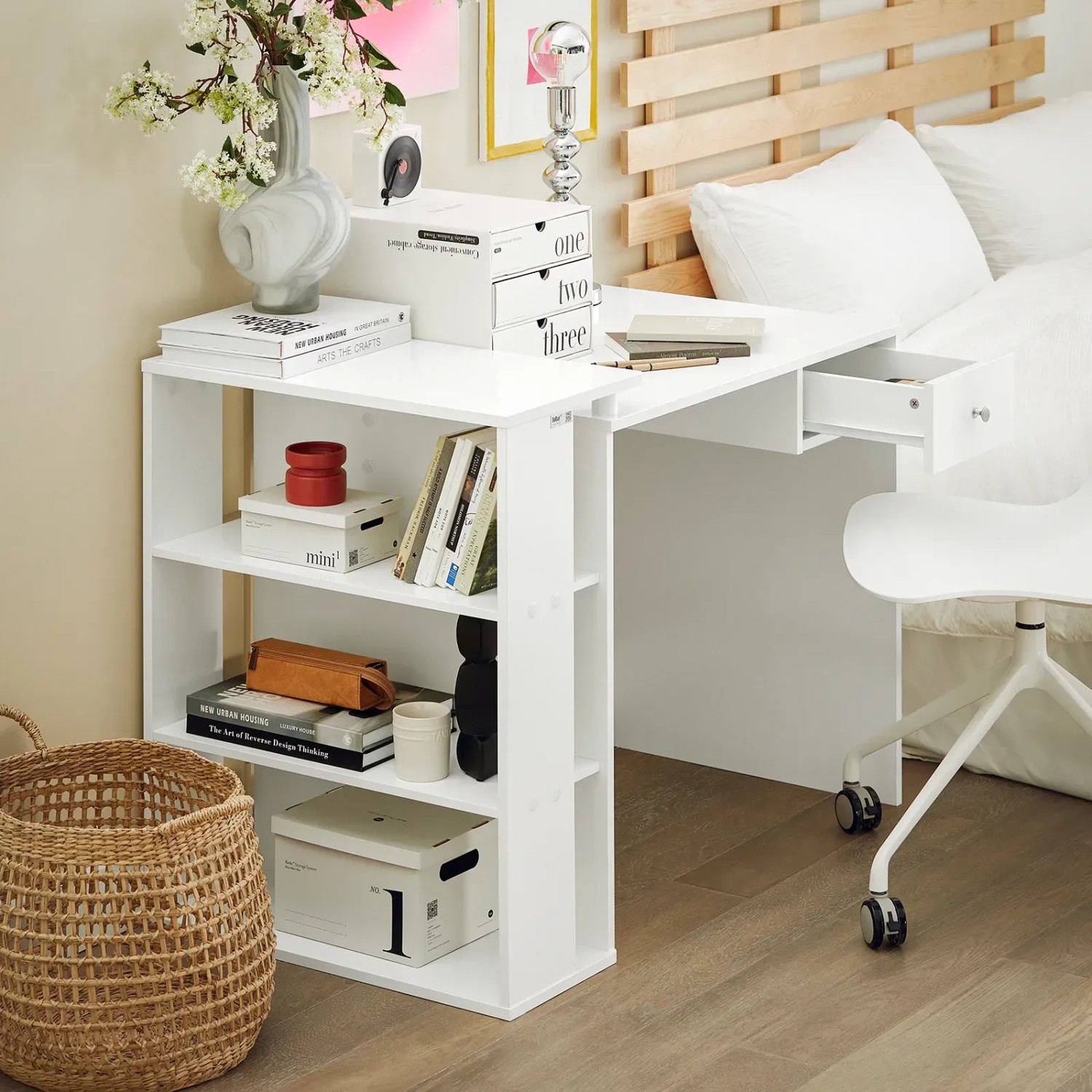 Weißer SoBuy Schreibtisch FWT35-W mit Schublade und Ablagen im Arbeitszimmer.