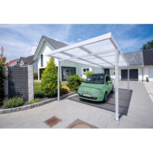 Anthrazit Carport mit klaren Stegplatten und einem grünen Auto darunter vor einem Wohnhaus.