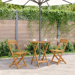Klappbarer Gartentisch aus Akazienholz (70 cm) mit zwei Stühlen unter einem Sonnenschirm.