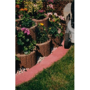 Rote Mähkante Maxi aus Beton als Rasenkante und Beetbegrenzung im Garten.