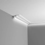 Weiße ORAC DECOR C390 Eckleiste mit indirekter Beleuchtung an Wand und Decke.