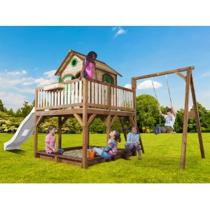 Axi Liam Spielhaus mit Schaukel, Rutsche, Sandkasten. Braun, Grün, Weiß. Kinder spielen im Garten.